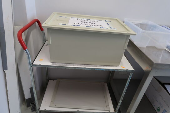 Opbevaringsvogn med indhold