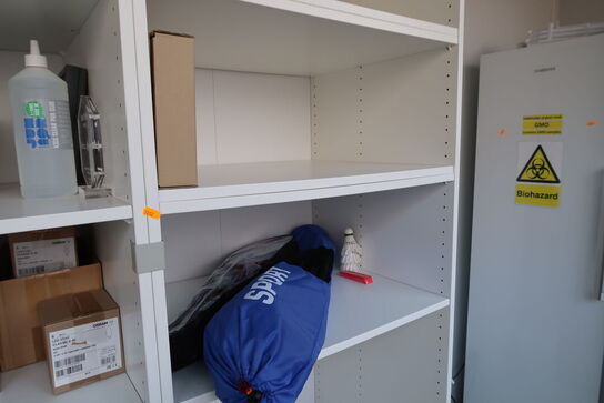 Skab med div. Vinglas, vaser, krukker, spil m.m.