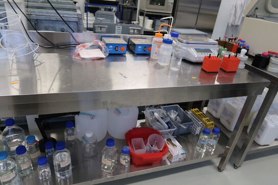 Rustfri stålbord uden indhold