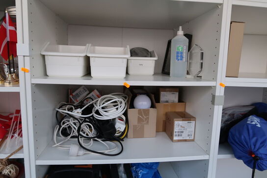 Skab med div. Vinglas, vaser, krukker, spil m.m.