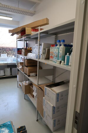 3 fag lagerreoler med div. Rengøringsmidler, rengøringsartikler m.m.