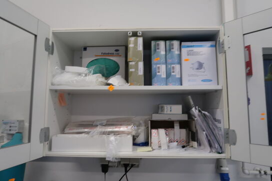 Stålskab med div. Engangshandsker, masker m.m.