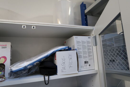 Skab med indhold samt førstehjælpskit m.m.