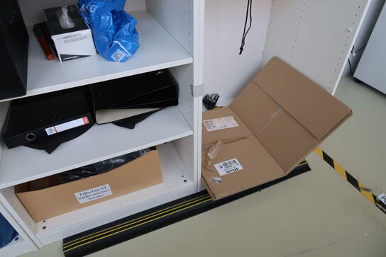 Skab med div. Vinglas, vaser, krukker, spil m.m.