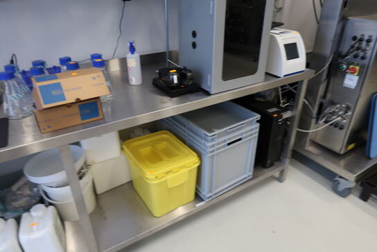 Rustfri stålbord uden indhold