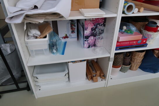 Skab med div. Vinglas, vaser, krukker, spil m.m.