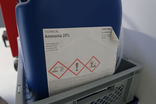 Plastikkasse med kemi Ammonia 25% TECHNICAL