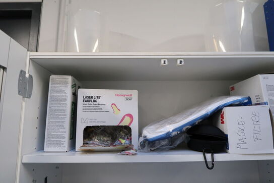 Skab med indhold samt førstehjælpskit m.m.