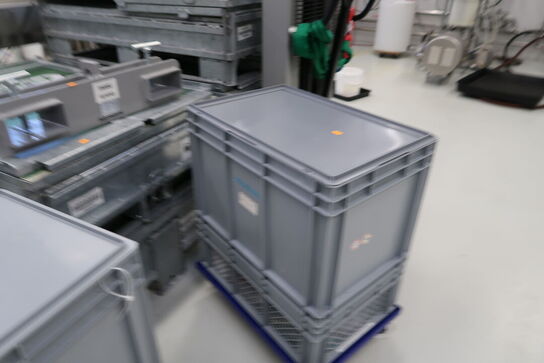 Div. Opbevaringskasser samt tryksprøjte