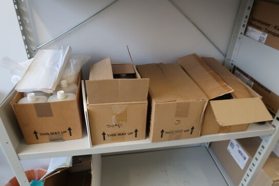 3 fag lagerreoler med div. Rengøringsmidler, rengøringsartikler m.m.