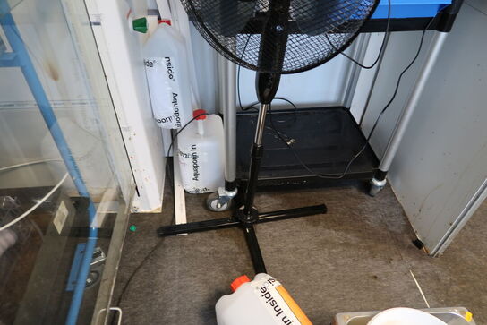 Gulvventilator samt opbevaringsvogn med indhold