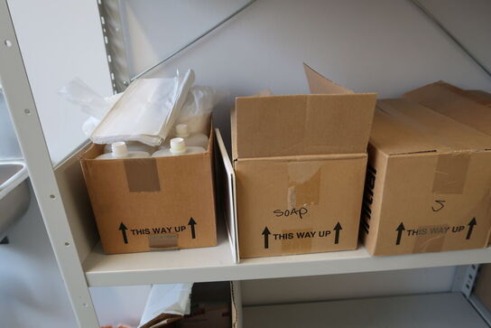 3 fag lagerreoler med div. Rengøringsmidler, rengøringsartikler m.m.