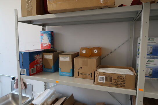 3 fag lagerreoler med div. Rengøringsmidler, rengøringsartikler m.m.