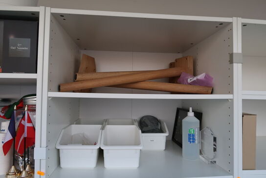 Skab med div. Vinglas, vaser, krukker, spil m.m.