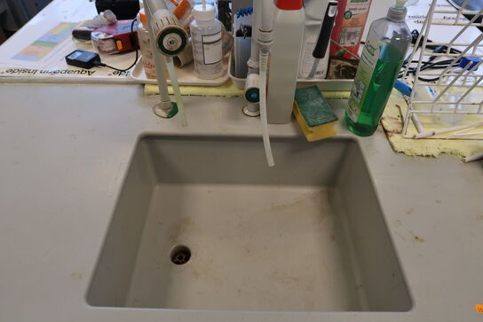 Arbejdsbord med vask og armatur uden indhold