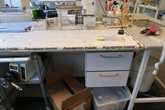 Arbejdsbord med el. hæve/sænke funktion, strømudtag, luftsystem ARMALAB m.m. uden indhold