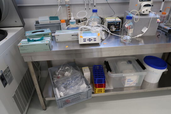 Rustfri stålbord uden indhold