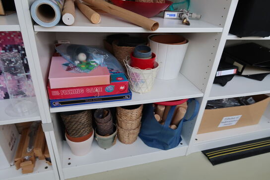 Skab med div. Vinglas, vaser, krukker, spil m.m.