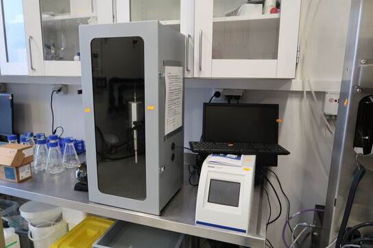 Støjkabine med testenhed QSONICA CL-334 og Sonic Dismembrator FISHER SCIENTIFIC FB705