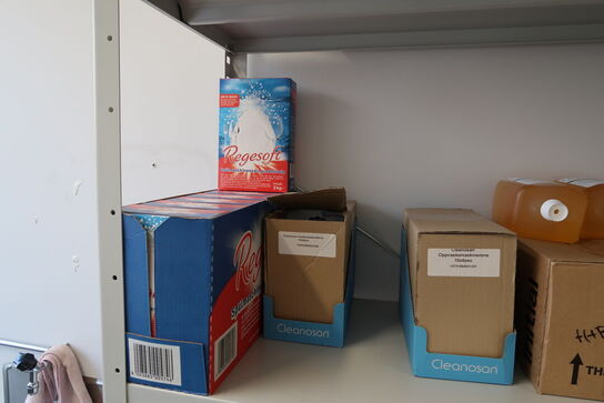 3 fag lagerreoler med div. Rengøringsmidler, rengøringsartikler m.m.