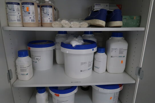 Skab med div. Rengøringsmidler samt kemi