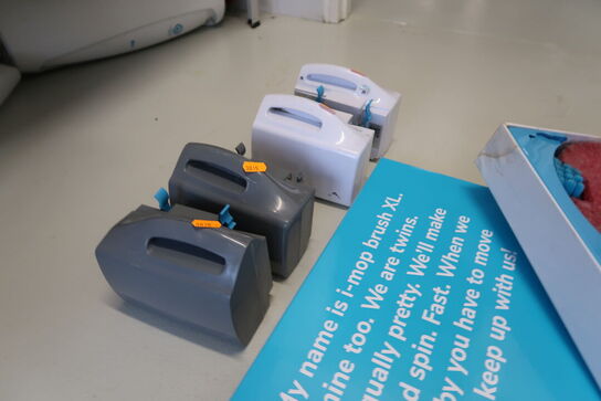 4 stk. batterier samt udstyr til gulvvasker