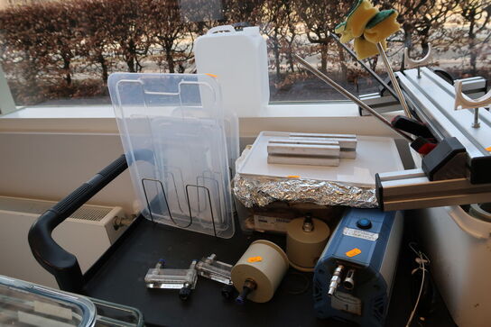 Vakuumpumpe VACUUBRAND ME 1 samt div. Laboratorieudstyr