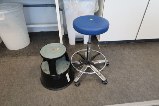 Kontorstol samt elefantfod, skraldespand, skoreoler m.m.