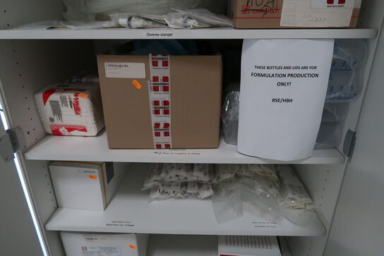 Skab med div. Laboratorieudstyr