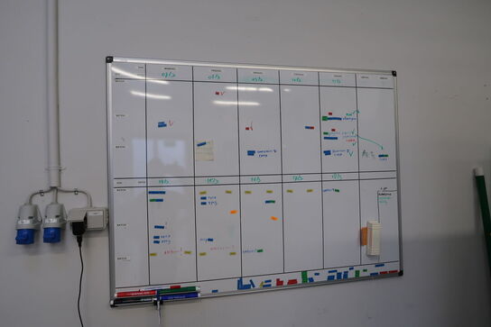 Whiteboard samt DAB radio IRO