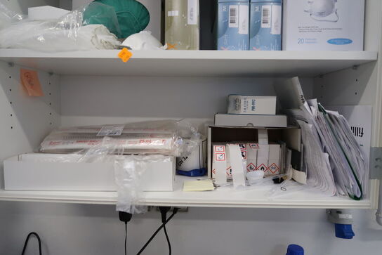 Stålskab med div. Engangshandsker, masker m.m.