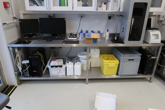 Rustfri stålbord uden indhold