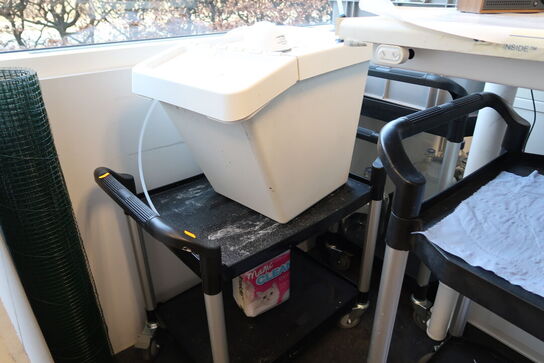 Opbevaringsvogn med indhold