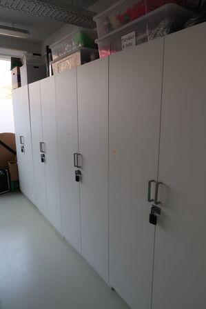 Div. Indhold i skabe m.m.