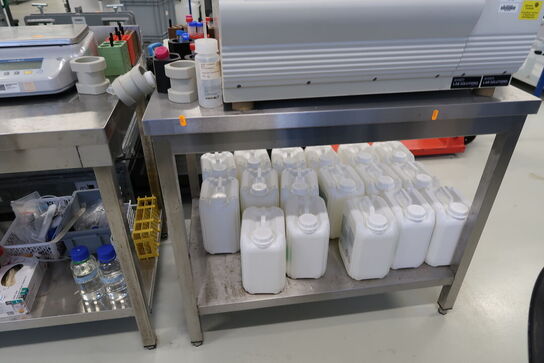 Rustfri stålbord uden indhold