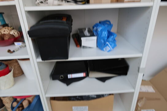 Skab med div. Vinglas, vaser, krukker, spil m.m.