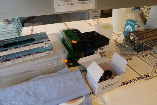 Div. Laboratorieglas, laboratorieudstyr, sikkedhedsudstyr m.m.