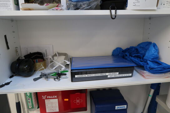 Skab med indhold samt førstehjælpskit m.m.