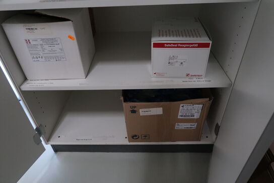 Skab med div. Laboratorieudstyr