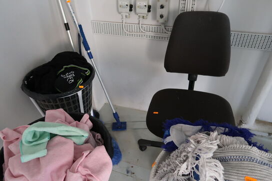 Kontorstol, opbevaringsspande på hjul m.m.