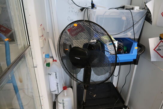 Gulvventilator samt opbevaringsvogn med indhold