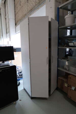 Skab med div. Laboratorieudstyr