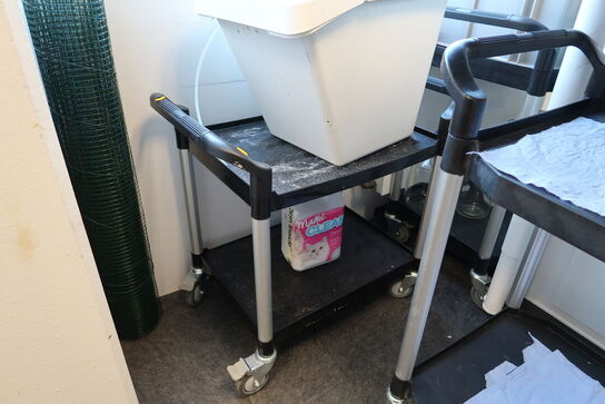 Opbevaringsvogn med indhold