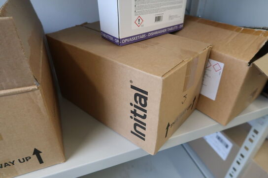 3 fag lagerreoler med div. Rengøringsmidler, rengøringsartikler m.m.