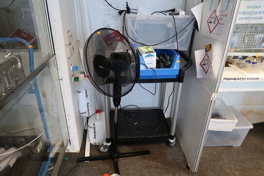 Gulvventilator samt opbevaringsvogn med indhold