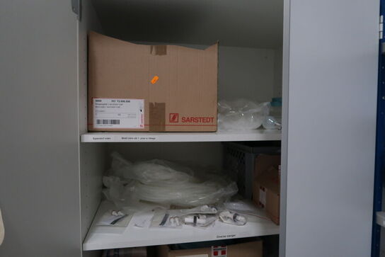 Skab med div. Laboratorieudstyr