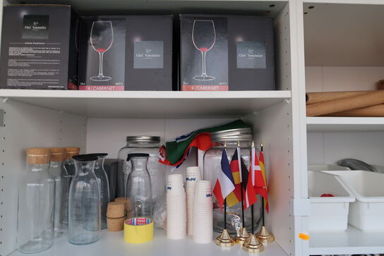 Skab med div. Vinglas, vaser, krukker, spil m.m.