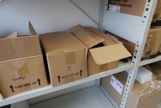 3 fag lagerreoler med div. Rengøringsmidler, rengøringsartikler m.m.