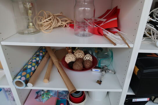 Skab med div. Vinglas, vaser, krukker, spil m.m.