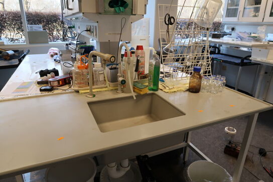 Arbejdsbord med vask og armatur uden indhold